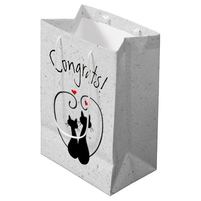 Schwarze Katzen mit rotem Herzen Mittlere Geschenktüte (Vorderseite Schrägansicht)