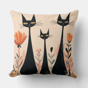 Schwarze Katzen zwischen lebendigen Blumen und Lau Kissen