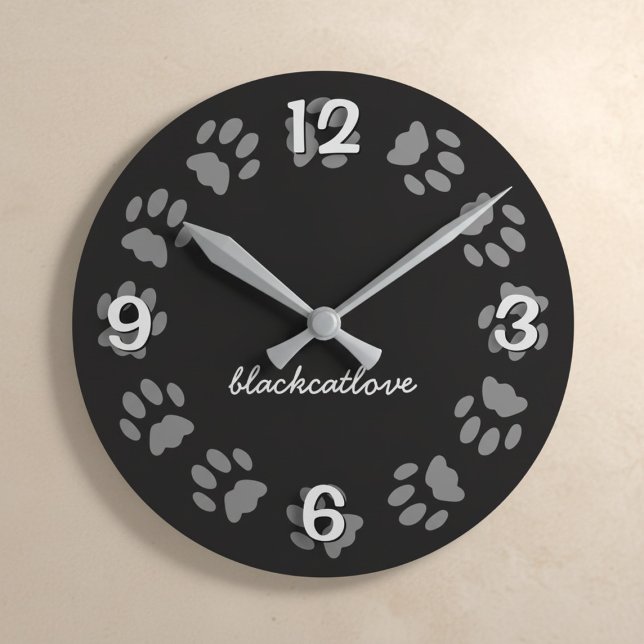 Schwarze Katzenpaare drucken Personalisierte Wall- Runde Wanduhr (A black cat paw print wall clock with your best friend's name. )