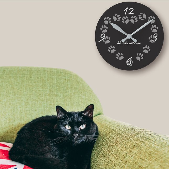 Schwarze Katzenpaw Personalisierte Wand-Uhr Runde Wanduhr (If you love black cats, you can add your cat's name or your own to this cute paw print heart clock)