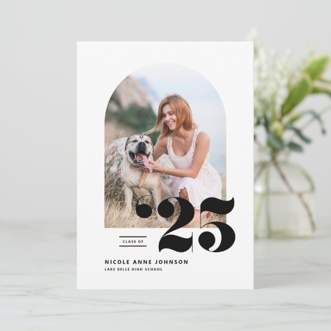 Schwarze Klasse des Arch-Foto-Abschlusses 2025 Einladung (Stehend Vorderseite)