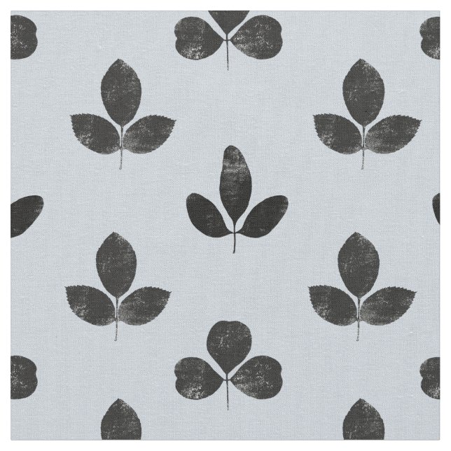 Schwarze Klee auf blass Dusty Blue Stoff (Nahaufnahme)