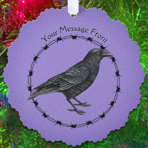 Schwarze Krähe im Kreis aus Stacheldraht auf Lila Ornament Karte