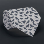 Schwarze Krähen Vögel Grau Gemustert Krawatte<br><div class="desc">Diese gemusterte Krawatte ist perfekt für Vogelliebhaber. Es zeigt realistische Stilabbildungen von Krähen im dunkelkohlegrauen Set vor einem gesprenkelten hellgrauen Hintergrund.</div>
