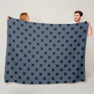 Schwarze Kreuzstiche auf blau-grau Fleecedecke