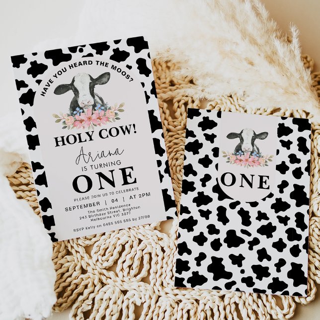 Schwarze Kuh Druckbogen Floral Heilige Kuh 1. Gebu Einladung (Black white cow 1st birthday invitation featuring a black and white cow print pattern and flowers.)