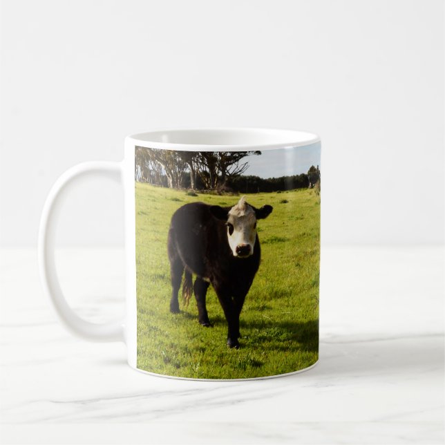 Schwarze Kuh mit weißem Gesicht und Mohawk, Kaffeetasse (Links)