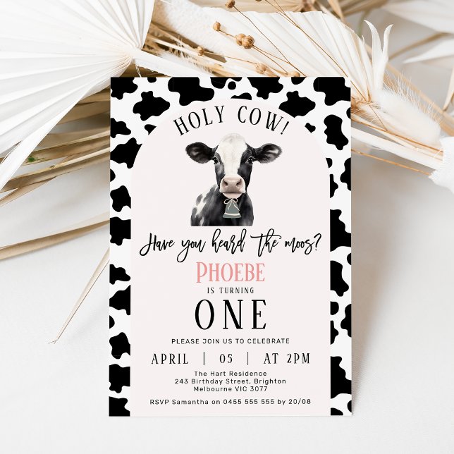 Schwarze Kuh Print Pink Arch Heilige Kuh 1. Geburt Einladung (Sweet holy cow themed 1st birthday invitation featuring a black and white cow, cow print and cowbell)
