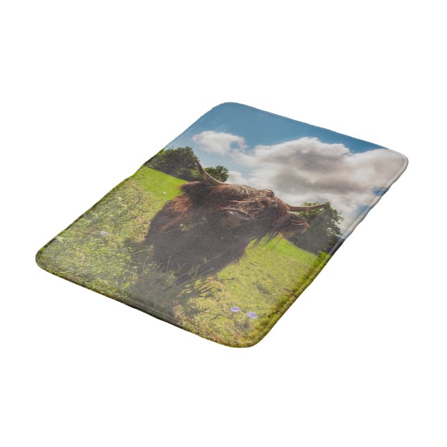 Schwarze Kuh Weide grünes Feld Sonnenlicht Badematte (Schrägansicht)