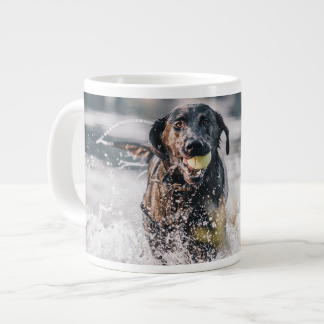 Schwarze Labrador-Plays in Wasser Jumbo-Tasse (Vorderseite Links)