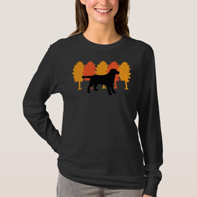 Schwarze Labrador-Silhouette im Herbst T-Shirt (Vorderseite)