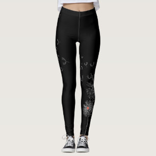 Schwarze Leggings mit Kronleuchter auf einem Bein