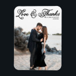 Schwarze Liebe und Dank Hübsches Script Foto Hochz Magnet<br><div class="desc">Feiern Sie Ihre Liebe und zeigen Sie Dankbarkeit mit unserem personalisierbaren Foto Hochzeit danke Ihnen Magnet! Dieser einzigartige Sake ist perfekt, um Ihre Lieben an Ihren besonderen Tag zu erinnern und gleichzeitig Ihren herzlichen Dank in einer denkwürdigen Weise auszudrücken. Dieses Foto Dankeschön-Karte verfügt über ein rustikales, lockiges Skript. Personalisieren Sie...</div>