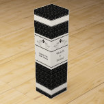 Schwarze Lilien-Rolle-personalisierter Wein-Kasten Weinbox<br><div class="desc">Machen Sie Ihr Geschenk vom Wein besonders speziell mit diesen personalisierten Wein-Geschenkboxen,  die Ihre Sondermeldungen unter einer eleganten Lilienrolle auf einem weg weißen Band-Set auf einem schwarzen Lilienmusterhintergrund kennzeichnen.</div>