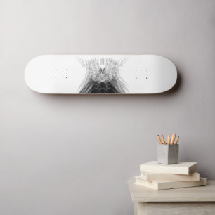 Schwarze Löwe mit Antlerkrone und Monogramm Skateboard