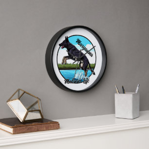 Schwarze Malinois im Wasser Uhr