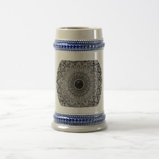 schwarze Mandala-Kunst auf einem hohen Becher Bierglas