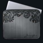 Schwarze Metallbürste aus Aluminium und Damasken a Laptopschutzhülle<br><div class="desc">Schwarz gebürstetes Aluminium-Metallmuster aussehen und schwarz Vintage verzierte Blumendämpfer. Benutzerdefiniertes und optionales Monogramm Verfügbar über andere Produkte</div>