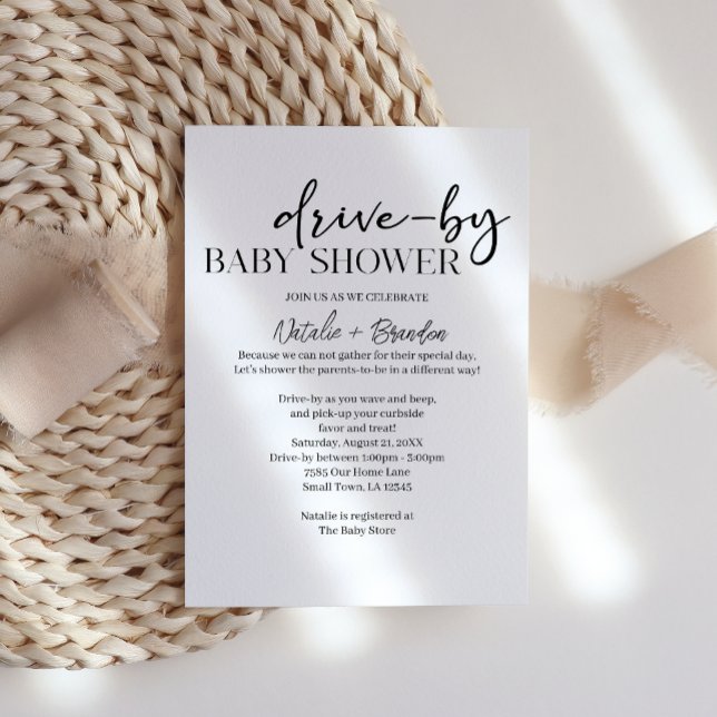 Schwarze moderne einfache Schrift Drive-By Baby Sh Einladung (Von Creator hochgeladen)