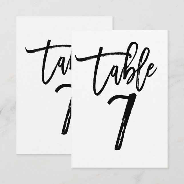 Schwarze moderne trendige Script-Tischnummer 7 Einladung (Vorne/Hinten)
