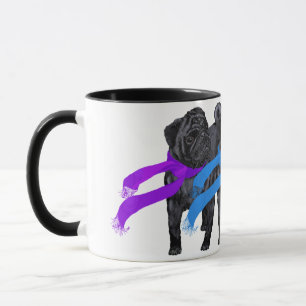 Schwarze Möpse mit Schals Tasse