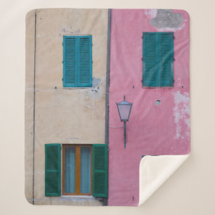 SCHWARZE OUTDOOR-SCONCE AUF PINK-GESTALTETE WAND SHERPADECKE