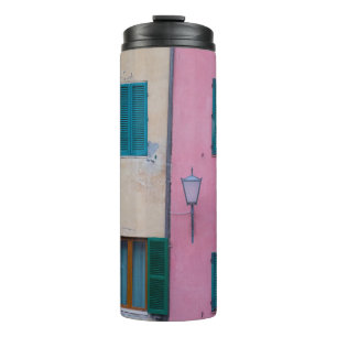 SCHWARZE OUTDOOR-SCONCE AUF PINK-GESTALTETE WAND THERMOSBECHER