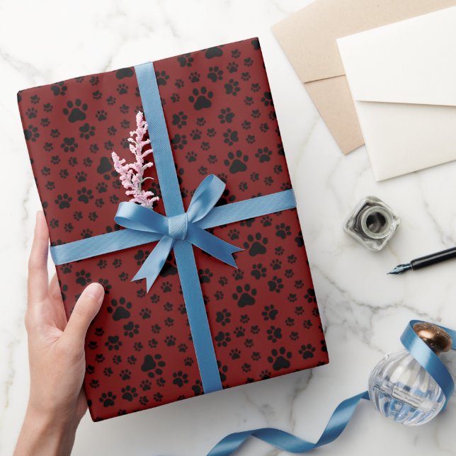 Schwarze Paw-Prints auf dunkelrot Geschenkpapier (Schenken)