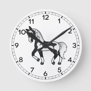 Schwarze Pinto-Cartoon-Trab-Illustration eines Pfe Runde Wanduhr