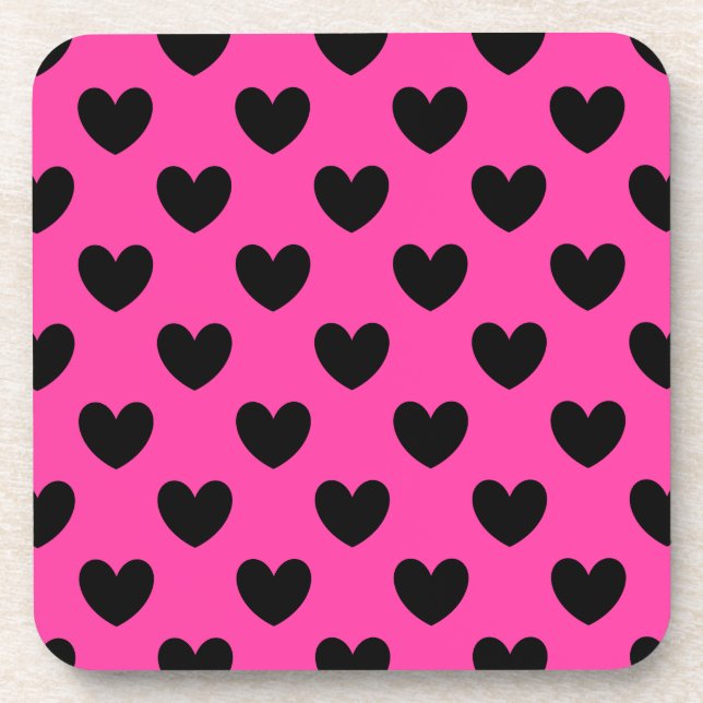 Schwarze Polka Herzen auf Fuchsienrosa Getränkeuntersetzer (Vorderseite)
