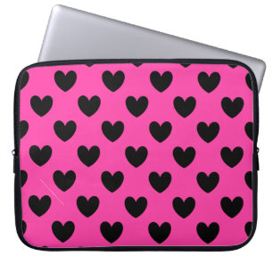Schwarze Polka Herzen auf Fuchsienrosa Laptopschutzhülle