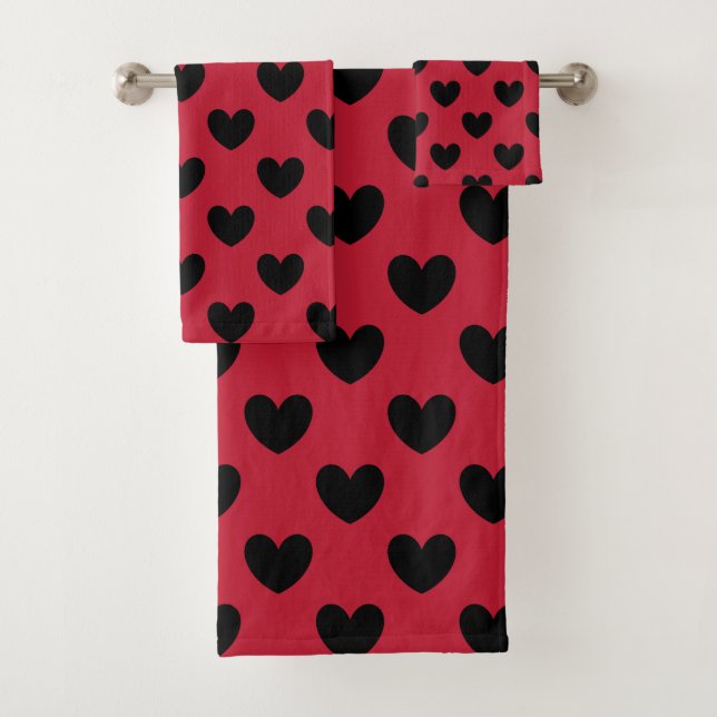 Schwarze Polka Herzen auf rot Badhandtuch Set (Insitu)