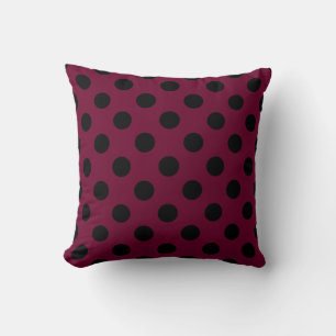 Schwarze Polka-Punkte auf Bordeaux Kissen