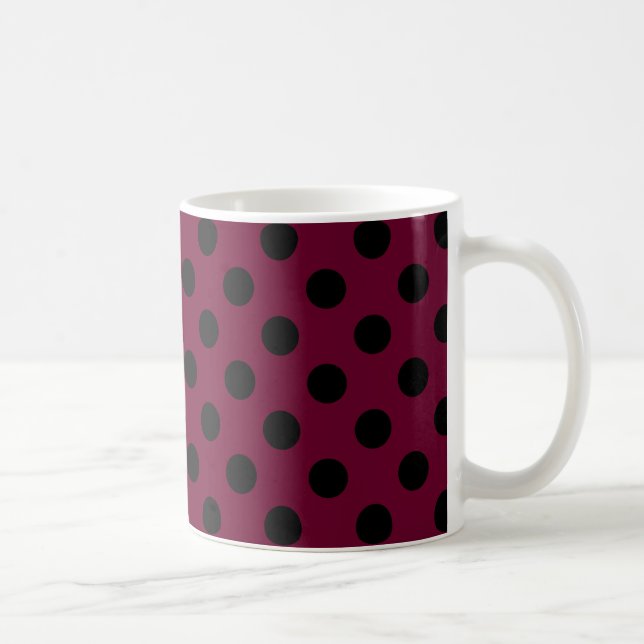 Schwarze Polka-Punkte auf Bordeaux Tasse (Rechts)