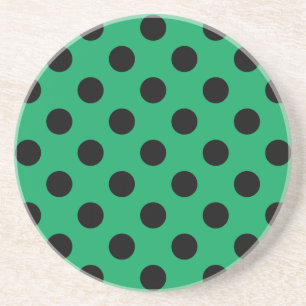 Schwarze Polka Punkte auf frisch grünem Getränkeuntersetzer