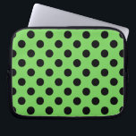 Schwarze Polka-Punkte auf Kalkgrün Laptopschutzhülle<br><div class="desc">Schwarze Polka-Punkte auf Kalkgrün</div>