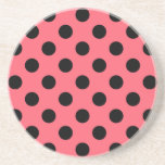 Schwarze Polka Punkte auf Korallen Getränkeuntersetzer<br><div class="desc">Schwarze Polka Punkte auf Korallen</div>