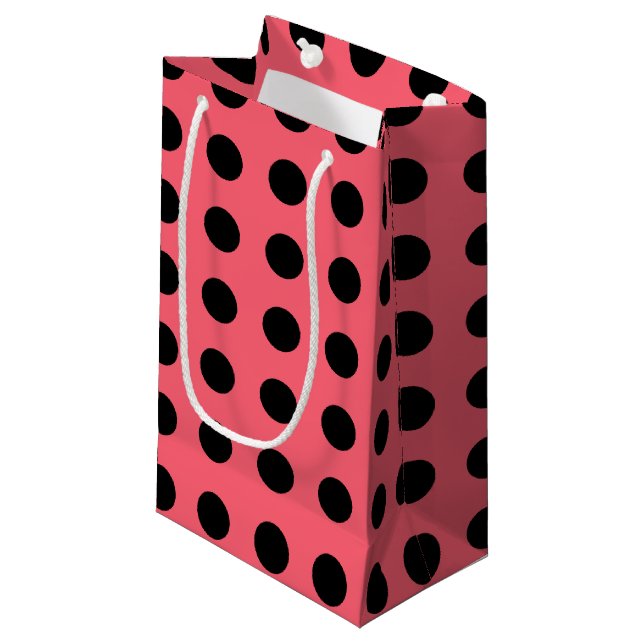Schwarze Polka Punkte auf Korallen Kleine Geschenktüte (Vorderseite Schrägansicht)