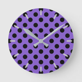 Schwarze Polka-Punkte auf Lavendel Runde Wanduhr