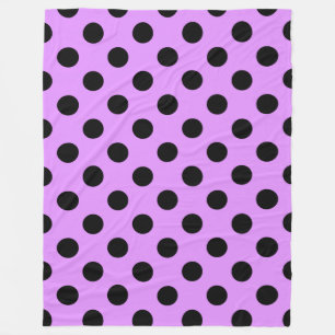 Schwarze Polka-Punkte auf Lila Fleecedecke