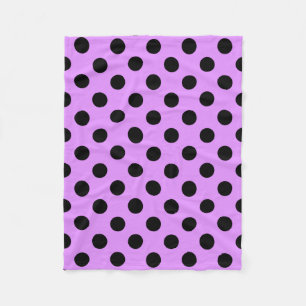 Schwarze Polka-Punkte auf Lila Fleecedecke