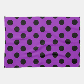 Schwarze Polka Punkte auf lila Handtuch