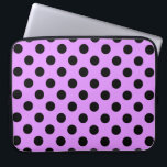 Schwarze Polka-Punkte auf Lila Laptopschutzhülle<br><div class="desc">Schwarze Polka-Punkte auf Lila</div>