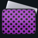 Schwarze Polka Punkte auf lila Laptopschutzhülle<br><div class="desc">Schwarze Polka Punkte auf lila</div>