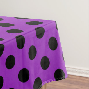 Schwarze Polka Punkte auf lila Tischdecke
