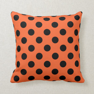 Schwarze Polka-Punkte auf Orange Kissen