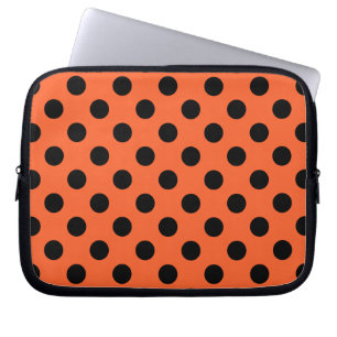 Schwarze Polka-Punkte auf Orange Laptopschutzhülle