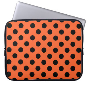 Schwarze Polka-Punkte auf Orange Laptopschutzhülle