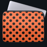 Schwarze Polka-Punkte auf Orange Laptopschutzhülle<br><div class="desc">Schwarze Polka-Punkte auf Orange</div>