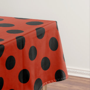 Schwarze Polka Punkte auf rot Tischdecke
